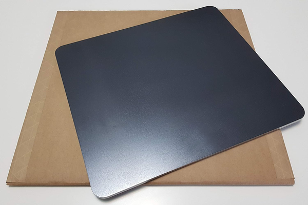 Verpackung und Lieferumfang des Becker Design Backstahls – Hochwertige Stahlplatte für den Backofen, sicher verpackt für den Versand.