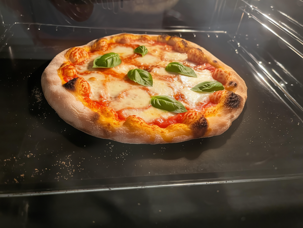 Frisch gebackene Pizza auf dem Becker Design Backstahl – Perfekte Hitzeverteilung für eine knusprige Kruste wie aus dem Steinofen.