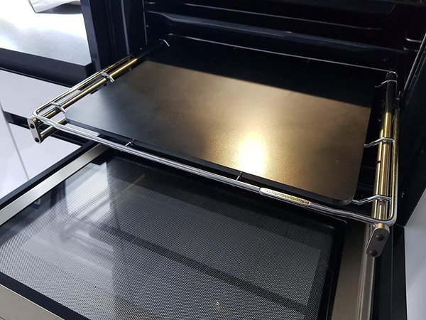 Detailansicht des Pizzastahls von Becker Design – Hitzespeichernde Stahlplatte für gleichmäßiges Backen und perfekte Kruste.