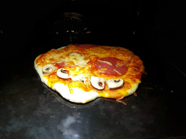 Der Becker Design Backstahl auf dem Grill – Vielseitig einsetzbar für Pizza, Flammkuchen und Brot bei hohen Temperaturen.