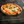 Frisch gebackene Pizza auf dem Becker Design Backstahl – Perfekte Hitzeverteilung für eine knusprige Kruste wie aus dem Steinofen.
